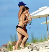 组图：娜塔莉-波特曼三点式度蜜月 携子水中嬉戏