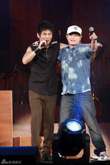 组图：曹格个唱力证与侧田兄弟情 刘德华低调助阵