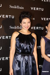 组图：钟楚红优雅亮相慈善影展 现场大方秀裸背