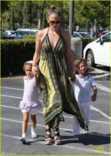 组图：洛佩兹手牵两娃出街 深v长裙显潮妈范