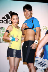 幻灯图集：刘心悠化身跑步助教 指导蓝钧天练身材