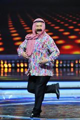 组图：《笑星》王晶与嫩模上演猪八戒背媳妇