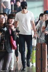 组图：张亮机场遭女粉丝围堵 列队欢迎国王礼遇