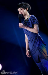 组图：周笔畅韩庚献唱深圳跨年 全场祝福Selina