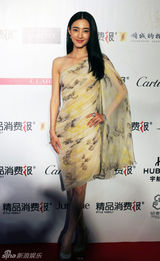 组图：王丽坤获最佳风尚女演员 优雅飘逸