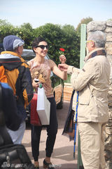 组图：刘烨法国豪宅曝光 与妻子孩子泳池嬉戏