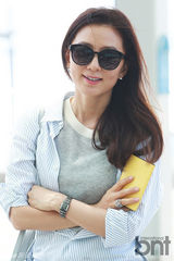 组图：金喜爱便衣亮相机场 散发熟女知性美