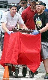 组图：德普赶拍新电影 片场低调庆生女友未到场