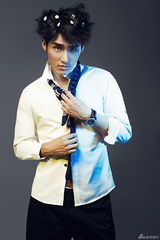 组图：张赫全新写真曝光 衬衫短裤不改型男本色