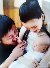 组图：桑兰产子两月晒全家福 儿子小手抓爸爸