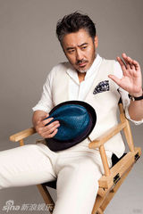 组图：吴秀波帅气秀潮搭 长袖穿出炎夏清凉