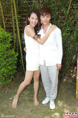 组图：蔡少芬依偎老公张晋 主动骑档秀恩爱