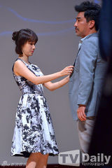 组图：李贞贤着水墨画连衣裙出席优雅含蓄