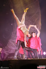 组图：孙燕姿演唱会紧身裤玩倒立 牵手张学友