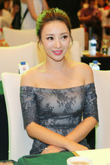 组图：柳岩蕾丝裙优雅显曲线 配合男粉丝自拍