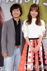 组图：《人生春天》秀英长裙亮相 身高优势突显