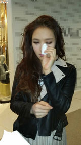 组图：官恩娜面瘫嘴歪眼斜 哭喊靠脸吃饭