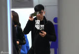 组图：吴奇隆离京 变身手机控与诗诗聊不停
