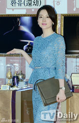 组图：李英爱蓝色印花裙秀曲线 性感不失端庄