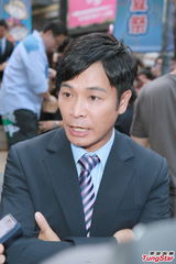 组图：郭晋安为宣传坐轮椅 田蕊妮假发像徐子珊