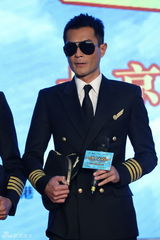 组图：冲上云霄北京开机 张智霖幽默揭机长职责