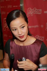 组图：何韵诗生日吃饭庆祝 緋闻女友送砧板