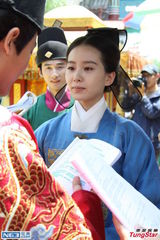 组图：刘诗诗拍新剧获人打伞伺候 霍建华压力大