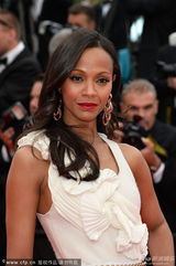 组图：佐伊-索尔达娜现身红毯 白裙披发美艳