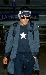 组图：陈道明戴墨镜抵戛纳 张艺谋微笑挥手致意