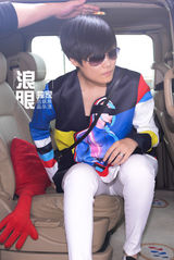 组图：李宇春潮装现身启程戛纳 与小浪合影