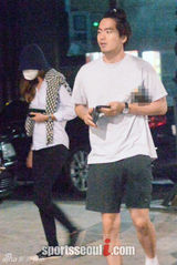 组图：韩星孔孝真李真旭约会 戴口罩遮面