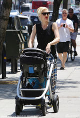 组图：辣妈史蒂芬妮三胎儿子曝光 双眼皮大脑门