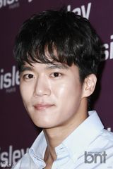 组图：韩星李素妍着金色迷你裙秀性感美腿