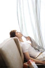 组图：徐正曦最新杂志写真演绎白色恋人