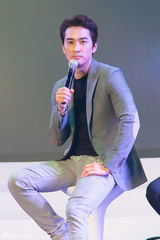 独家：宋承宪上海见面会 为粉丝冲咖啡