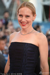 组图：威尼斯开幕红毯 艾米-莱安穿抹胸裙亮相