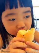 组图：做个安静的小吃货！姐姐Grace啃面包卖萌