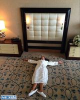 组图：贝嫂黑装现身新加坡 戴土豪金表眼神犀利