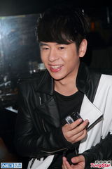 组图：何傲儿酒吧献唱 拒替胞姐回应萧正楠恋情