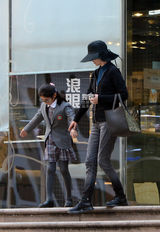 独家：冯小刚女儿穿校服活泼可爱 与徐帆亲昵