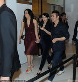 组图：章子怡与友人紧牵手 离场全程手机玩不停