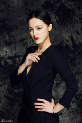 组图：王力可冷艳大片曝光 深V华服展现性感