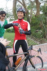 组图：《分手100次》郑伊健展示单轮车技术