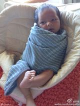 组图：阿雅晒女儿打哈欠萌照 宝宝大眼漂亮