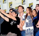 组图：伊恩携女友夜游露痞笑 新欢妮基故意侧脸