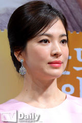 组图：宋慧乔姜栋元(姜东元)深情对视浪漫甜蜜