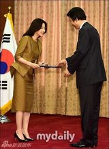 组图：李英爱出席活动 套装尽显优雅高贵