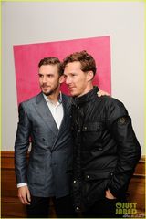 组图：卷福捧场大表哥新片 两美男热拥画面看醉