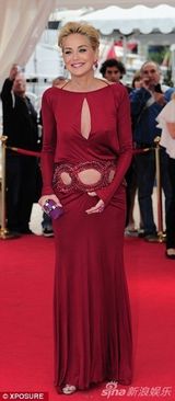 组图：56岁莎朗-斯通红裙美艳 胸门大开秀性感