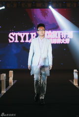 组图：李玉刚跨界挑战T台 彰显温文儒雅之风